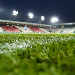 لحظة انقطاع التيار الكهربائي عن مباراة العربي والسالمية بالكويت 