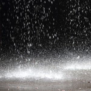 بالفيديو: أمطار غزيرة وسيول في العشيرة جنوب المدينة 