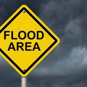 بالفيديو: المواطنون يهربون من السيول الجارفة في جازان أمس 