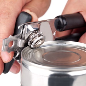 كيف تفتح العلب باستخدام يدك فقط 