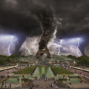 سائق شاحنة بمواجهة مباشرة مع "إعصار قمعي" ضخم 