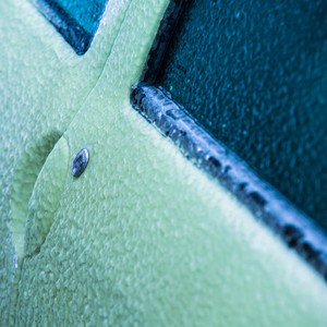 شاهد كيف تذيب أشعة الشمس الصقيع عن زجاج السيارات