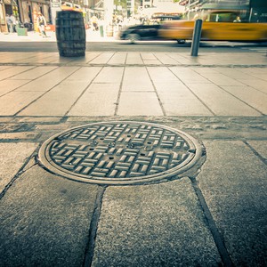 بسبب سيجارة.. انفجار منهل للصرف الصحي يتسبب بوفاة طفلة