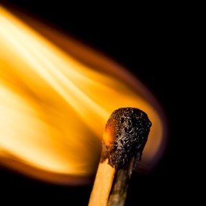 شاهد كيف يمكنك إشعال عود الكبريت بإظفر إبهامك