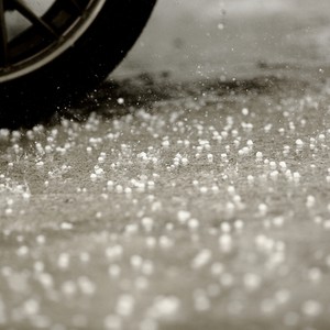 عاصفة بردية عنيفة تضرب المسيجيد جنوب غرب بالمدينة المُنورة 