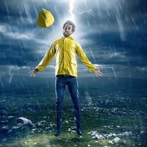 صاعقة رعدية تضرب شاب سعودي أثناء تصويره الأمطار في الباحة