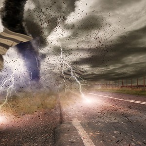 إعصار قمعي يُزيح سيارة من مكانها أمام الكاميرا 