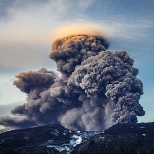 شاهد لحظة هروب السياح عن قمة بُركان اليابان لحظة انفجاره  