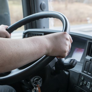 سائق يتفاجأ بناقلة وقود تحلق أمامه قبل أن تتحول إلى كتلة من اللهب