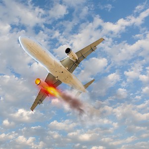 لحظة اندلاع النيران بمحرك طائرة تركية أثناء هبوطها