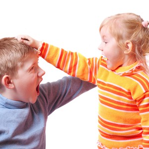 شاهد: مشاجرة بين طفل وفتاتين حول وصف حالة الطقس