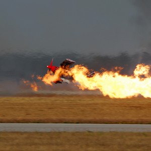 طيار يفقد وعيه فجأة في الهواء ليُنهي حياته وعرضه الجوي بكارثة