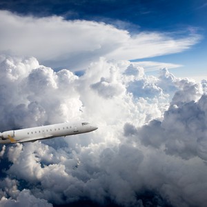 لأول مرة ومن داخل الطائرة .. شاهد كيف تتم عملية إستمطار السحب في الإمارات 