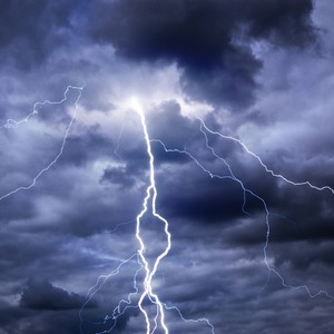 بالفيديو مواطن يوثق مشهد لصاعقة رعدية مرعبة ضربت خط الرياض-القصيم