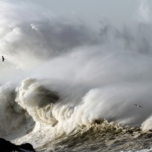 عاصفة تُحول مياه البحر لوحشٍ كاسر وتُحاصر عشرات السائقين 