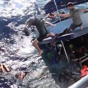 بالفيديو: لحظات غرق سفينة مليئة بالسيُاح في تايلاند .. و سقوط جماعي في المياه العميقة