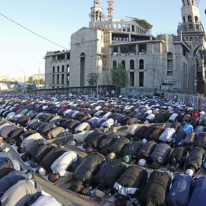 بالفيديو: المسلمون وصلاة العيد