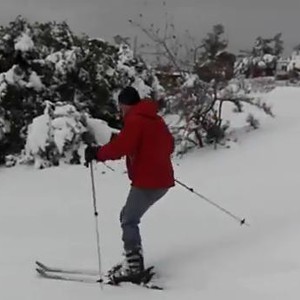 فيديو : شاهد التزلج على الثلوج في العاصمة الأردنية عمان لأول مرّة