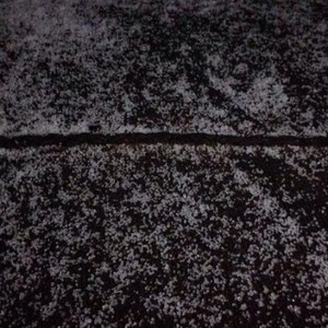 فيديو : تساقط خفيف و لكنه نادر للثلوج جنوب  حائل يوم الإثنين 