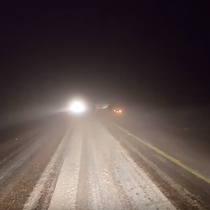  فيديو يرصد تراكم الثلوج على "الكتب" شرق القريات يوم الجمعة الماضي  