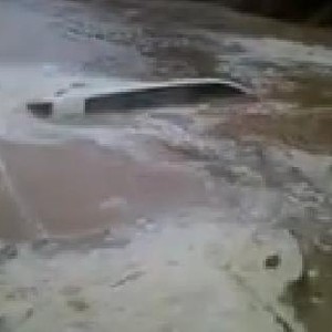 بالفيديو : غرق سيارة جيب و نجاة ركابها في سيول حائل نهار الجمعة
