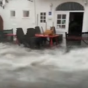بالفيديو: فيضان قوي يضرب أحد الفنادق في إسبانيا