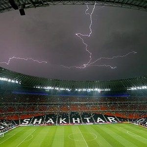 الرياح الشديده تقتلع مرمى بأكمله أثناء مباراة كرة قدم 