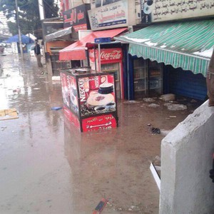 بالفيديو : دوار صويلح يتحول إلى بحيرة بسبب عاصفة رعدية شديدة