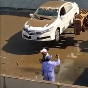لحظة استخراج السيارات الغارقة بنفق السبعين بجدة 