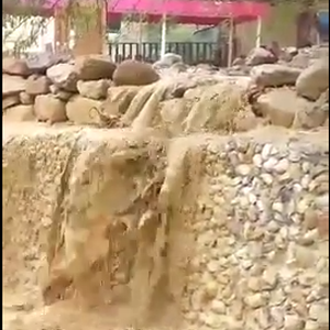 السيول تداهم حمامات ماعين !