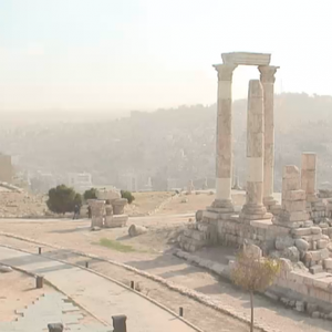 شاهد فيديو الأمطار الغزيرة و السيول الآن في شرق العاصمة عمّان و مطار ماركا