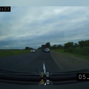 بالفيديو: نجاة سائق سيارة في اللحظات الأخيرة من حادث مروع مع شاحنة  