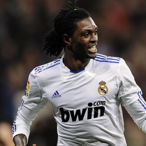 لاعب ريال مدريد السابق "أديبايور" يعلن إسلامه