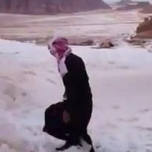 فيديو : لقطة فكاهية مُضحكة من تساقُط الثلوج في تبوك
