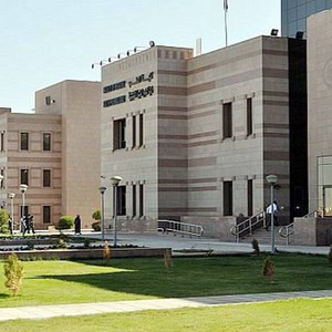 السيول تجرف سيارة وتتسبب بانقلابها في تبوك