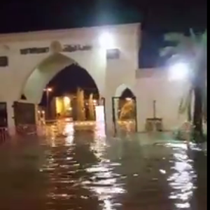 السيول تحاصر مبنى جامعة الطائف