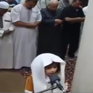 طفل بعمر 4 سنوات يُصلي بالناس في الأردن ويُدهشهم بصوته الشجي 