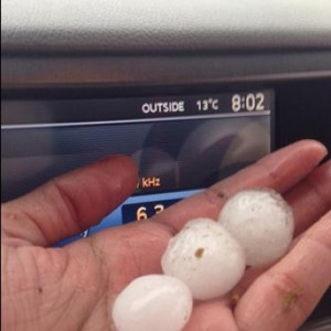 قذائف البرد تُهشم زجاج سيارة في طبرجل 