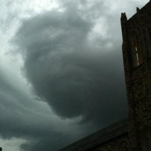 فيديو : إعصار قمعي نادر يجتاح جزيرة رودس في اليونان