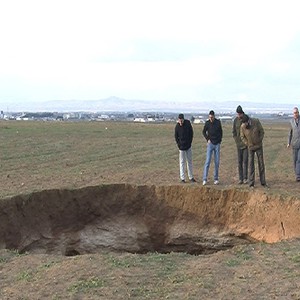 حفرة عملاقة بعمق 20 متراً تظهر عقب تساقط الثلوج في الجزائر 