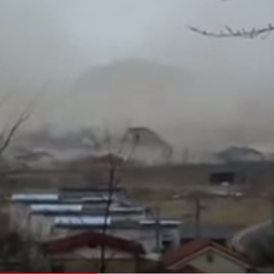 لحظة ابتلاع أمواج تسونامي لقرية بأكملها في اليابان 