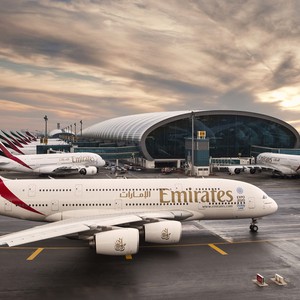 طائرة إماراتية تُعارك الرياح خلال هبوطها وبراعة الطيار تنقذ الموقف 