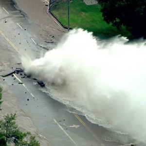 إنفجار أنبوب مياه عمره 93 سنة يغرق جامعة كاليفورنيا الأمريكية 