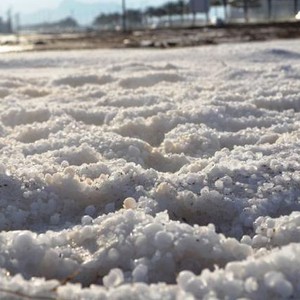 مشهد نادر لتراكم البرد بقطاع غزة يوم الأحد 