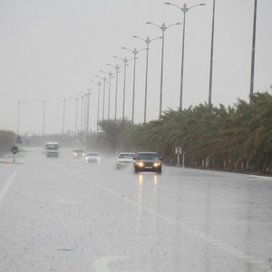 بالصور: أمطار غزيرة على أجزاء من الإمارات وبُرج خليفة يختفي خلف موجات الغبار!