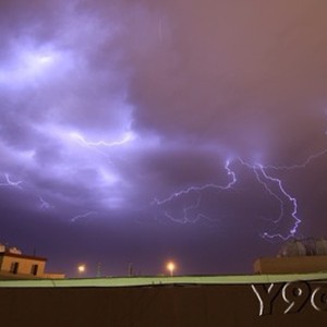 بالصور: شاهد كيف أنارت البروق ليل حفر الباطن 