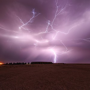 البروق ترسُم لوحاتٍ فنية نادرة في سماء غرب القصيم  