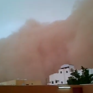 الليل يحل مبكراً على حفر الباطن بسبب عاصفة رملية شديدة