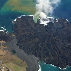 صور مثيرة للدهشة: جزيرة بركانية يابانية تبتلع جزيرة أخرى وسط المحيط