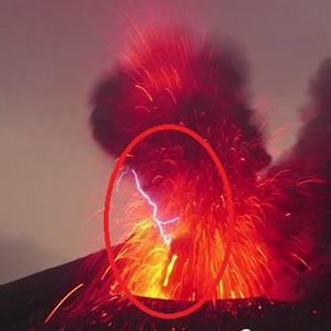 مصور ألماني ينجح بتصوير ظاهرة البرق البركاني النادرة